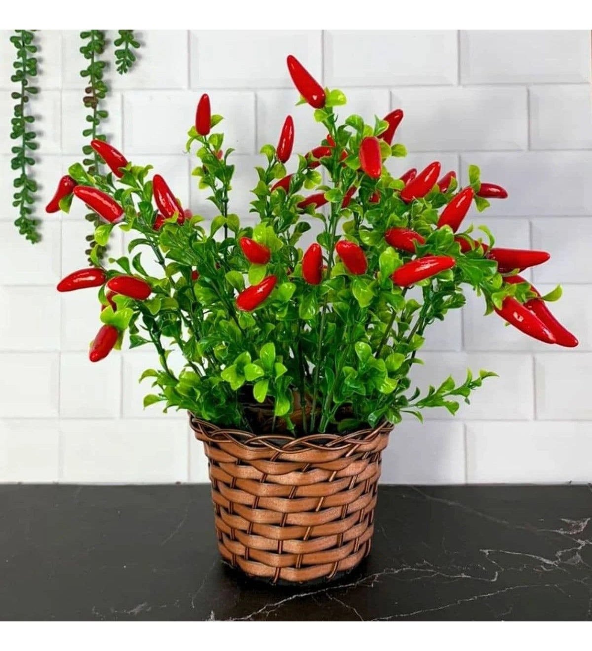 Arranjo de Pimenta Artificial Vermelha em Vaso de Palha